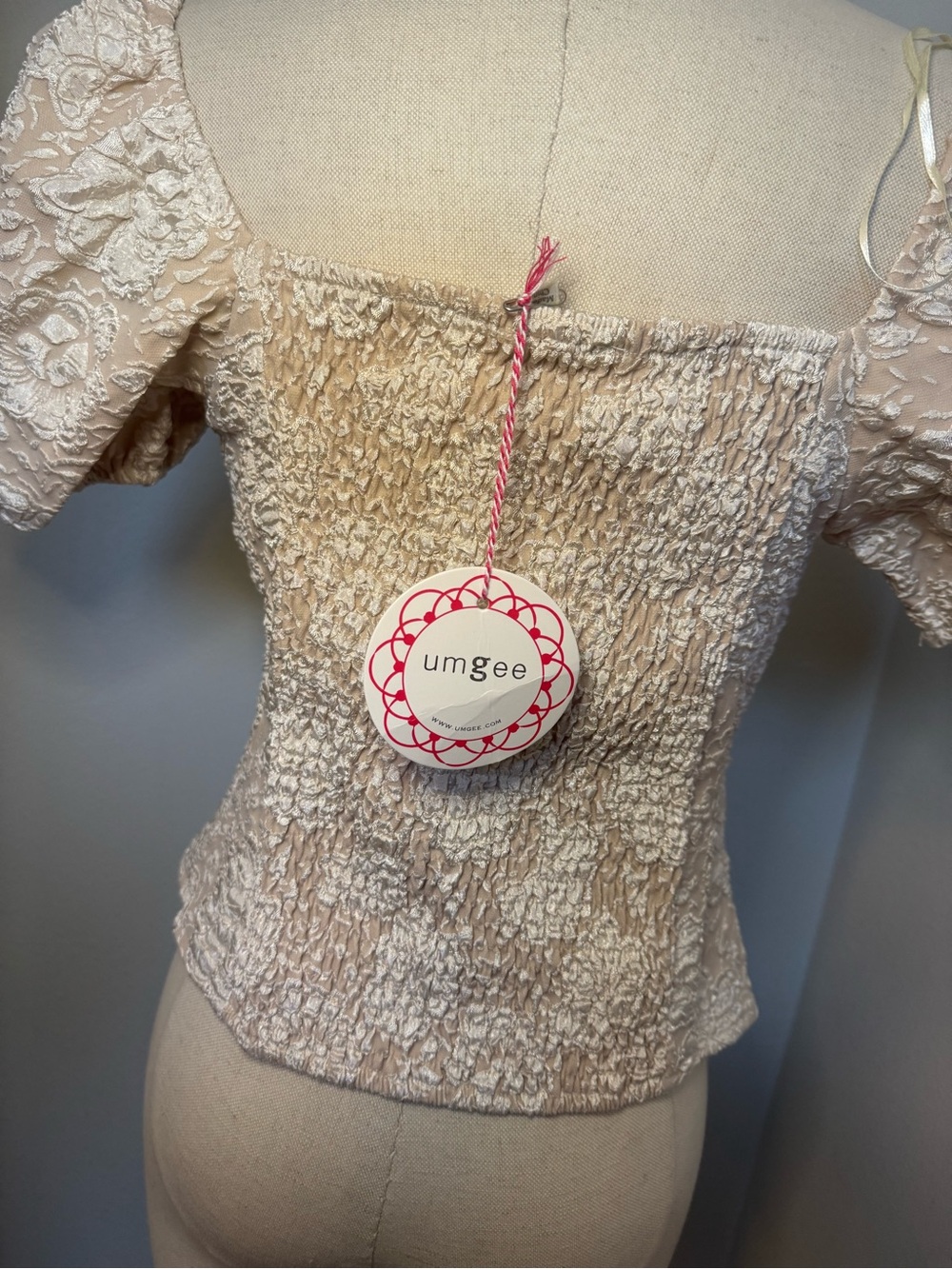 Umgee Puff Sleeve Lace Square Neck Top in Beige and Ivory NWT - Picture 5 of 7